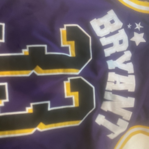 Kobe Bryant tha Man at Tha throne right under M.JONE OF THA GREATEST WE’VE SEEN. - Picture 4 of 9